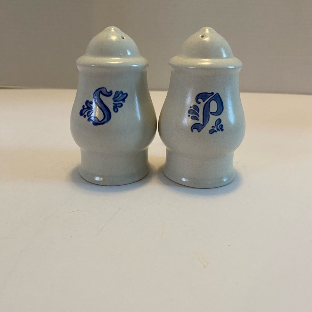 Vintage Pfaltzgraff Yorktowne Stoneware Salt and Pepper Shakers Set Gently Used